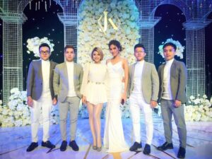 Đi tiệc cưới nên mặc gì