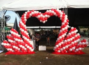 trang trí cổng cưới bằng bóng bay