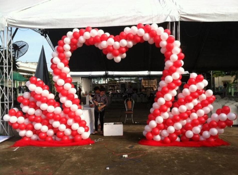 trang trí cổng cưới bằng bóng bay