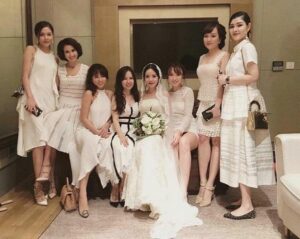 Đi tiệc cưới mặc gì