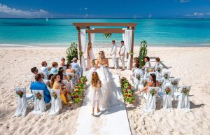 sân khấu đám cưới ngoài trời