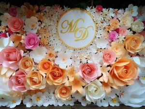 phông cưới bằng hoa giấy