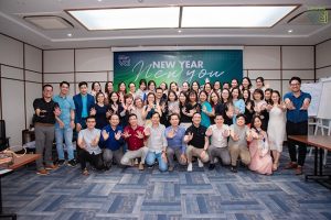 Đi tiệc công ty nên mặc gì