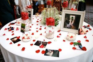 trang trí bàn để ảnh cưới