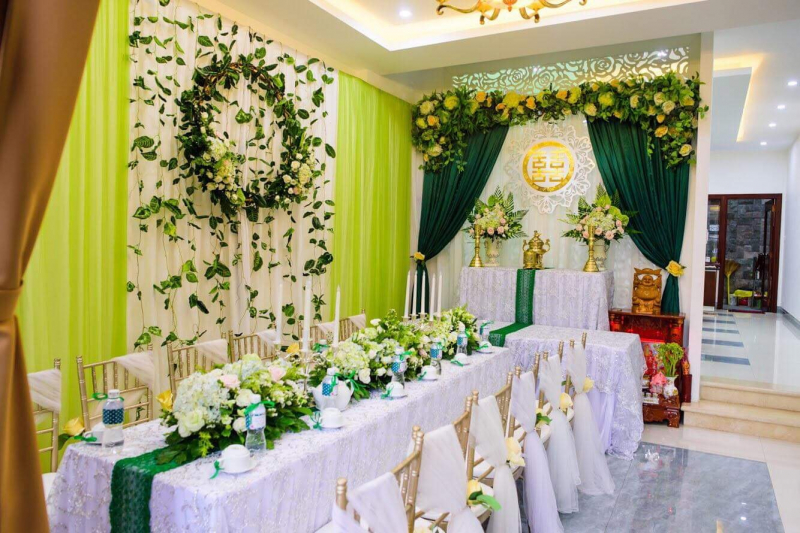 nhà rạp và cổng hoa